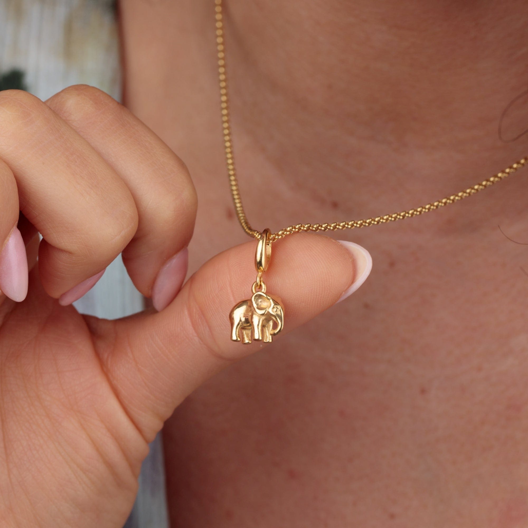 Mum And Baby Elephant Charm Necklace In Gold | Lisa Angel - Foto 12